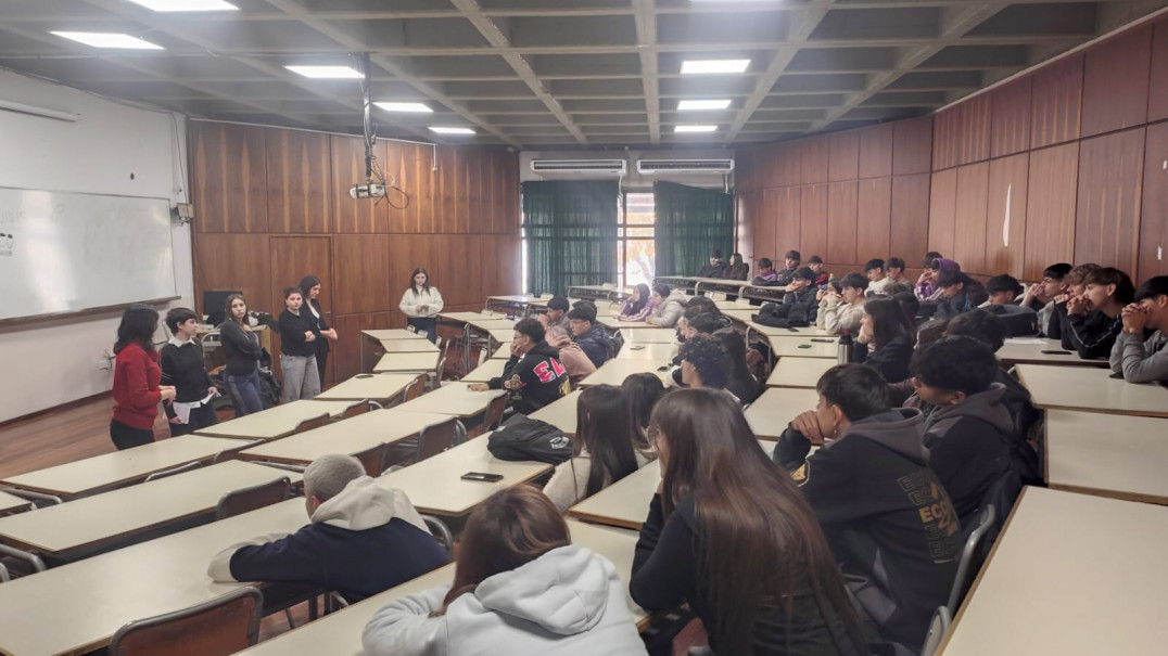 imagen Estudiantes del TAE vivieron una jornada universitaria en la Facultad de Ciencias Económicas de la UNCUYO