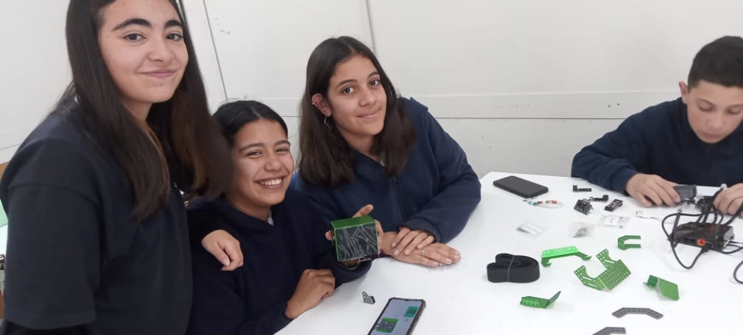 imagen Estudiantes trabajan en el armado y programación de pequeños robots