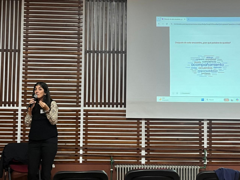 imagen Se realizó un conversatorio-taller sobre el uso de pantallas, redes sociales e inteligencia artificial
