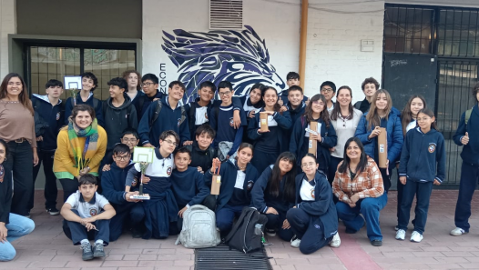 imagen Prácticas Sociales Educativas: estudiantes trabajan con materiales reciclables en una propuesta de economía social