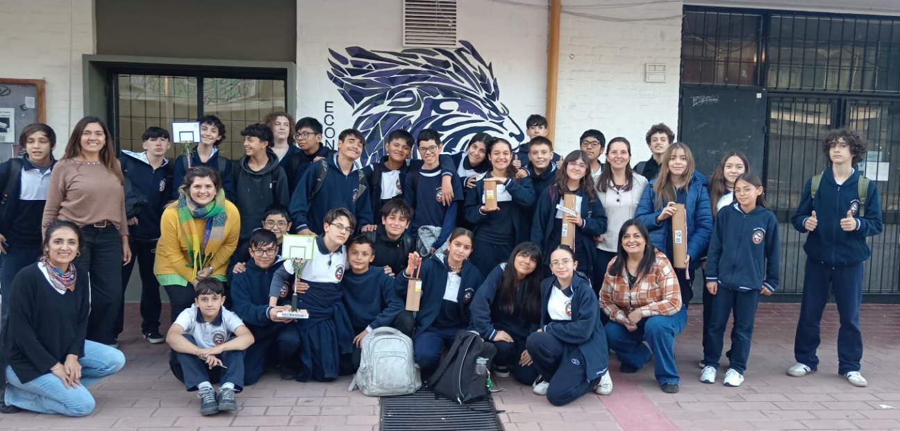 imagen Prácticas Sociales Educativas: estudiantes trabajan con materiales reciclables en una propuesta de economía social