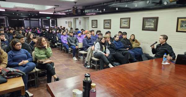 Con gran participación estudiantil se ofreció una charla sobre el impacto de la IA en la productividad y los procesos empresariales