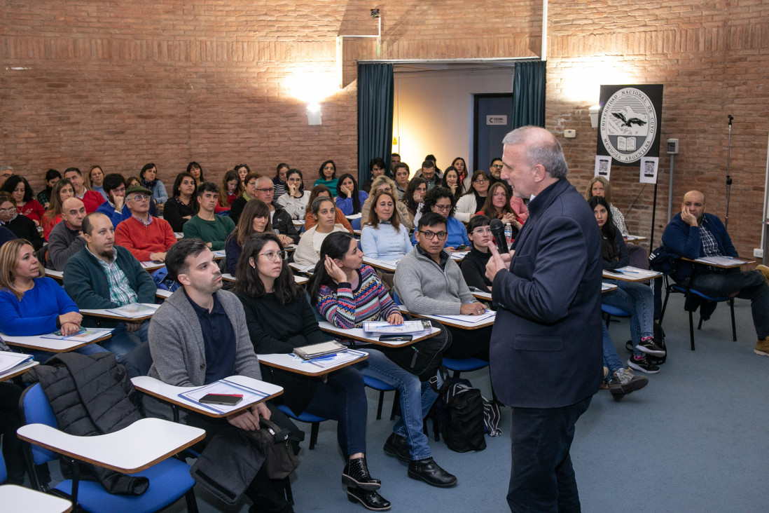 imagen Personal escolar aprende sobre gestión de conflictos con experto en mediación