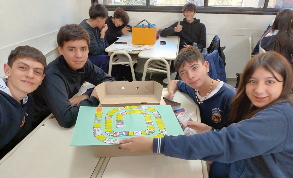 imagen Estudiantes crearon juegos de mesa a partir de la lectura de "El juego del laberinto" 