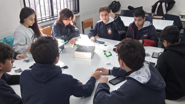 imagen Estudiantes trabajan en el armado y programación de pequeños robots