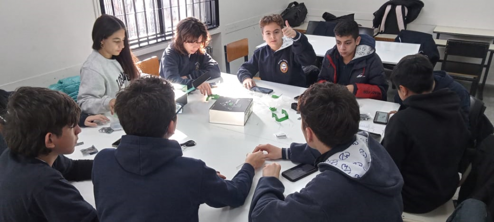 imagen Estudiantes trabajan en el armado y programación de pequeños robots