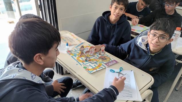 imagen Estudiantes crearon juegos de mesa a partir de la lectura de "El juego del laberinto" 