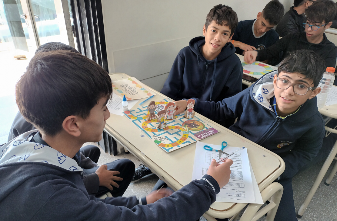 imagen Estudiantes crearon juegos de mesa a partir de la lectura de "El juego del laberinto" 