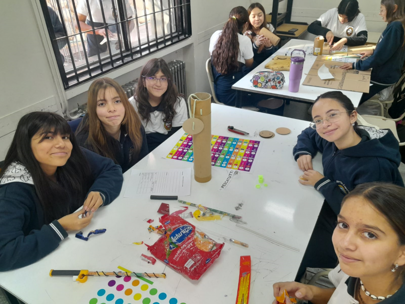 imagen Prácticas Sociales Educativas: estudiantes trabajan con materiales reciclables en una propuesta de economía social