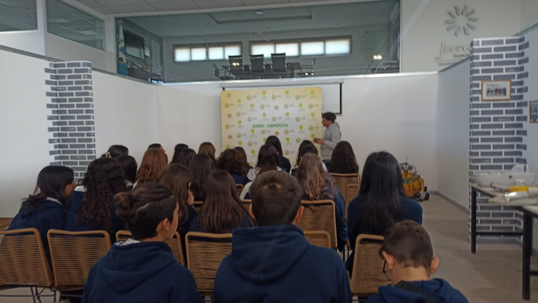 imagen Aprender desde la experiencia: visita a la planta "Junín Punto Limpio"