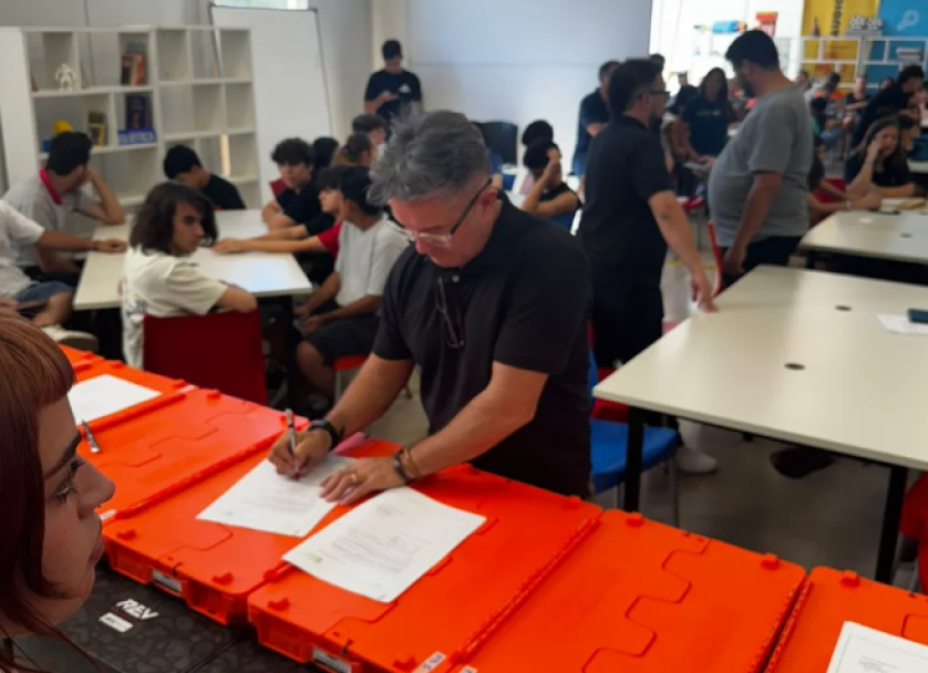 imagen De las aulas a una competencia global: Robotic Lyons participará del First Tech Challenge