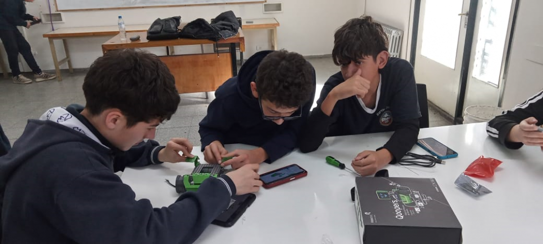 imagen Estudiantes trabajan en el armado y programación de pequeños robots