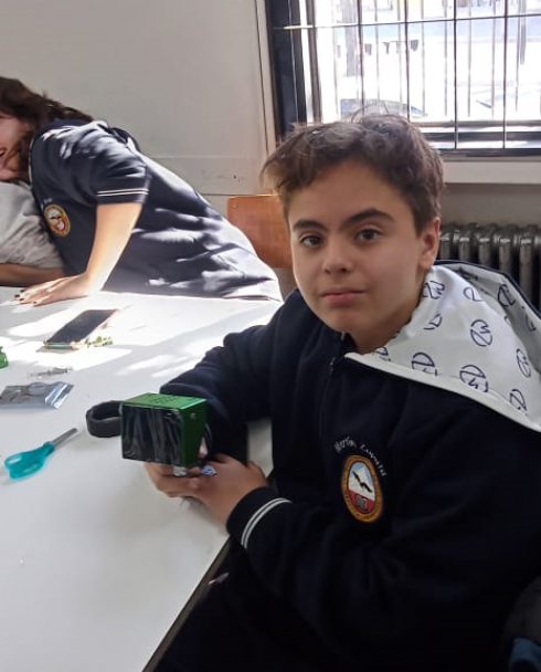 imagen Estudiantes trabajan en el armado y programación de pequeños robots