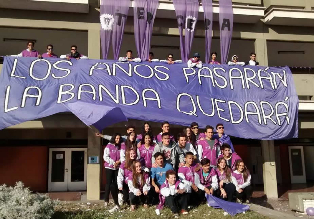 imagen La "banda del tercera" presentó sus buzos y salió el sol!