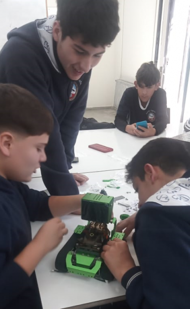 imagen Estudiantes trabajan en el armado y programación de pequeños robots