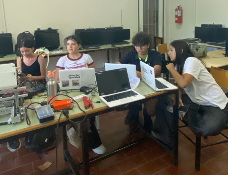 imagen De las aulas a una competencia global: Robotic Lyons participará del First Tech Challenge