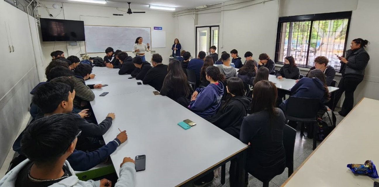 imagen Una invitación a participar: presentaron en la escuela el certamen "Si yo fuera concejal 2026"