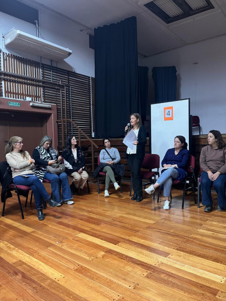 imagen Se realizó un conversatorio-taller sobre el uso de pantallas, redes sociales e inteligencia artificial