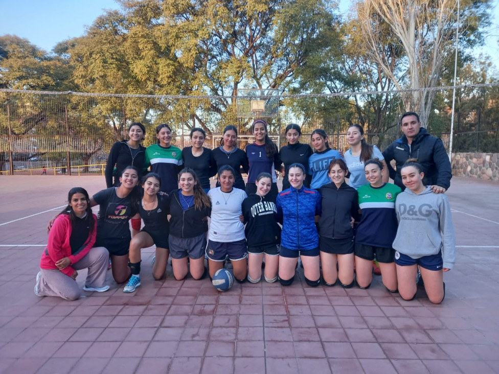 imagen Se realizó un encuentro amistoso entre los equipos de vóley femenino del DAD y Martín Zapata