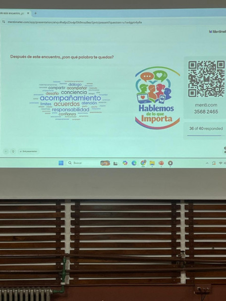 imagen Se realizó un conversatorio-taller sobre el uso de pantallas, redes sociales e inteligencia artificial