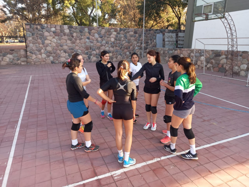imagen Se realizó un encuentro amistoso entre los equipos de vóley femenino del DAD y Martín Zapata