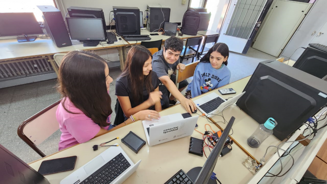 imagen De las aulas a una competencia global: Robotic Lyons participará del First Tech Challenge