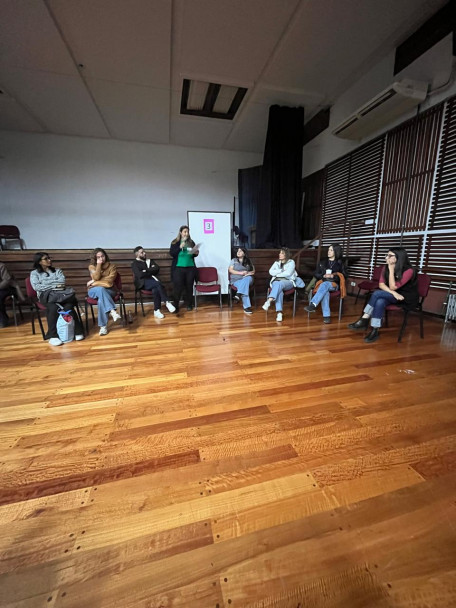 imagen Se realizó un conversatorio-taller sobre el uso de pantallas, redes sociales e inteligencia artificial