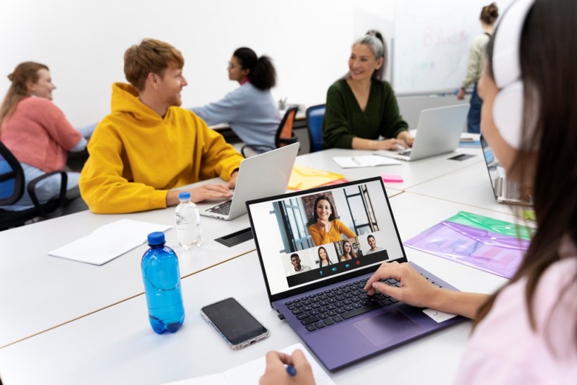 imagen Aulas híbridas: cómo armar una clase presencial y online en simultáneo