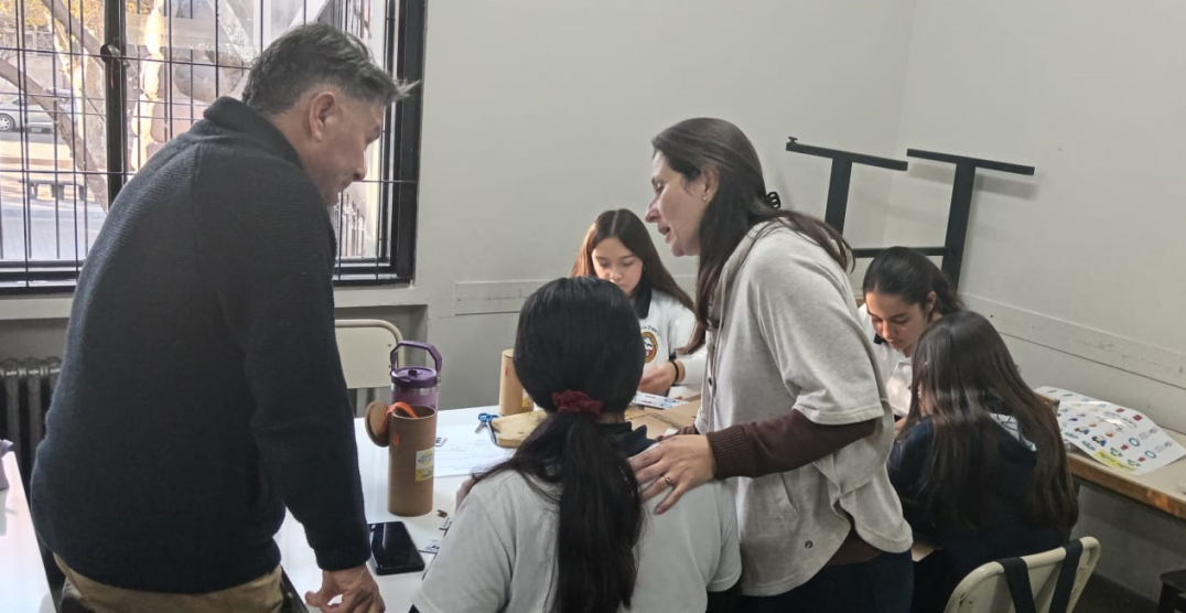 imagen Prácticas Sociales Educativas: estudiantes trabajan con materiales reciclables en una propuesta de economía social
