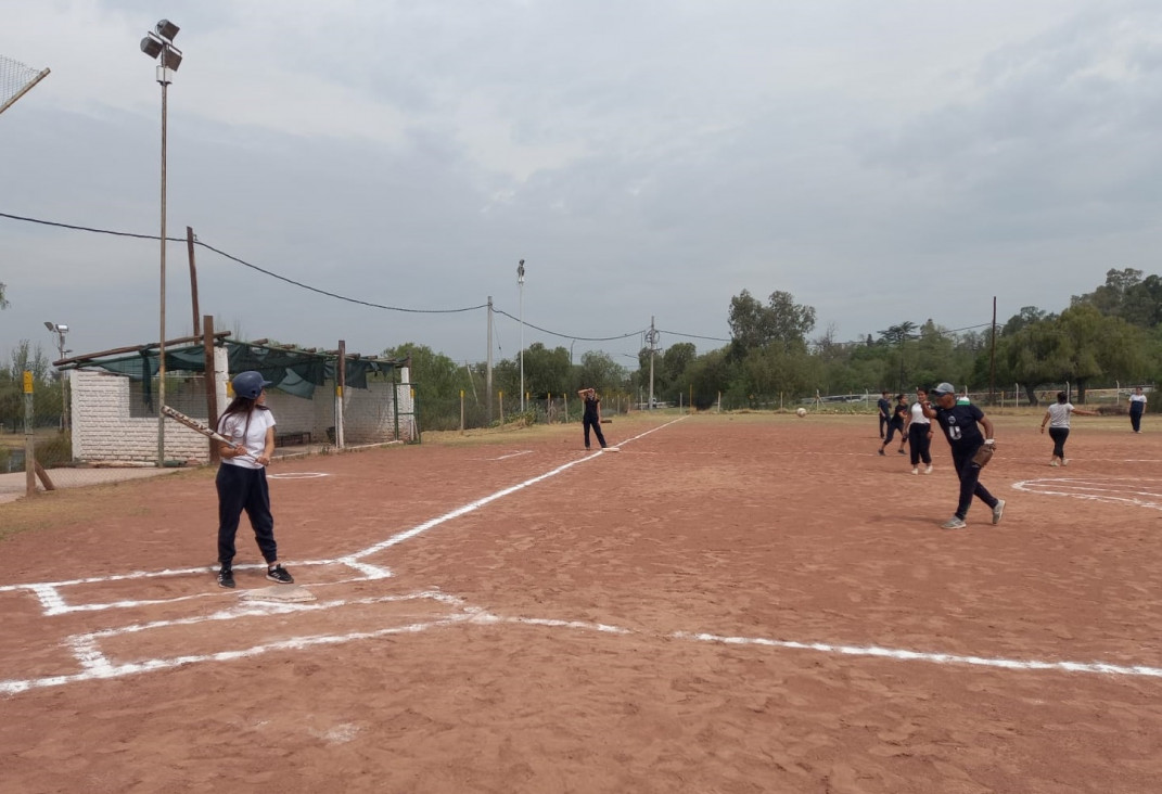 imagen Estudiantes aprendieron a jugar sóftbol