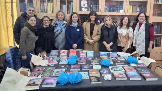 imagen Nuevos libros para la biblioteca de la Escuela Martín Zapata