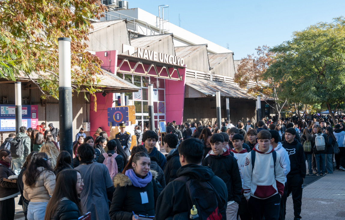 imagen Miles de jóvenes recorren la Expo Educativa en su primer día