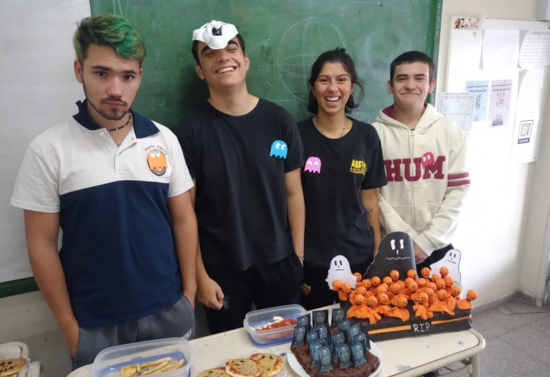 imagen Estudiantes recrearon festividad de Halloween a través de un trabajo de repaso de inglés