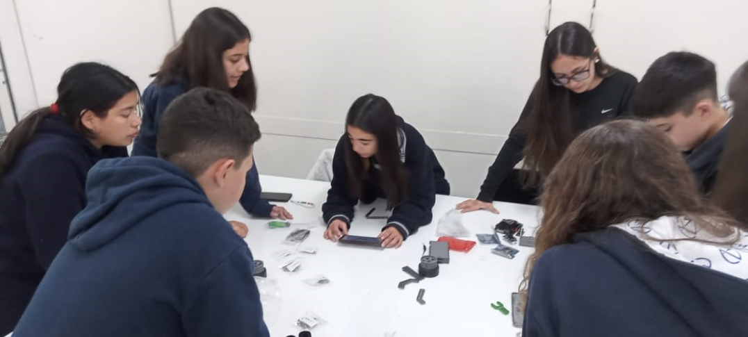 imagen Estudiantes trabajan en el armado y programación de pequeños robots