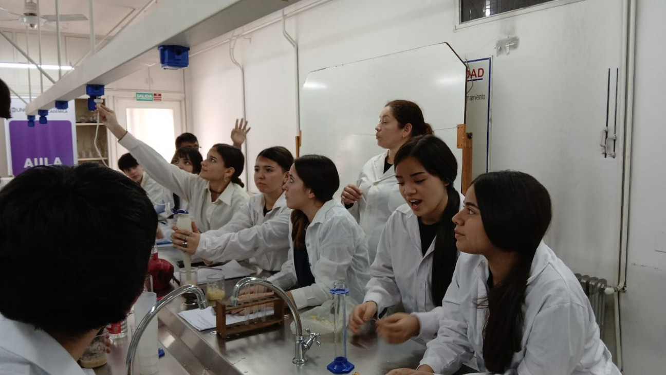 imagen Ciencia en acción: estudiantes extrajeron ADN en una experiencia de laboratorio