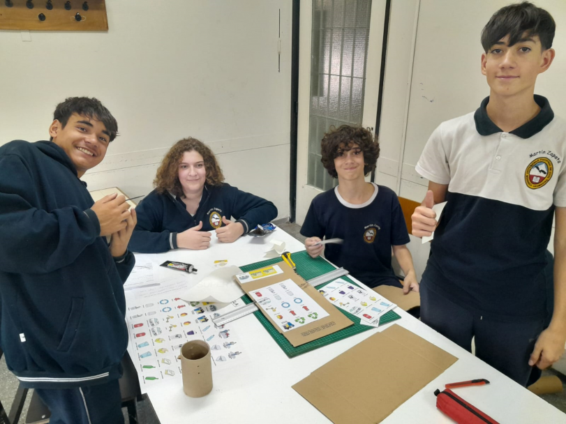imagen Prácticas Sociales Educativas: estudiantes trabajan con materiales reciclables en una propuesta de economía social