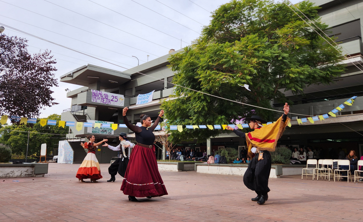 imagen La escuela conmemoró el 215º aniversario de la Revolución de Mayo