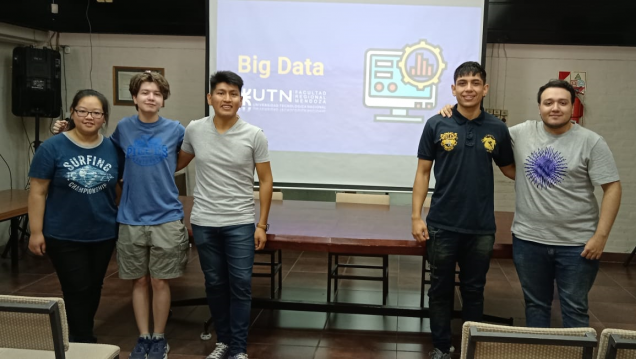 imagen Egresados brindaron una charla sobre Big Data