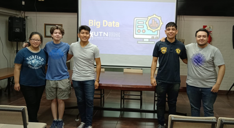 imagen Egresados brindaron una charla sobre Big Data