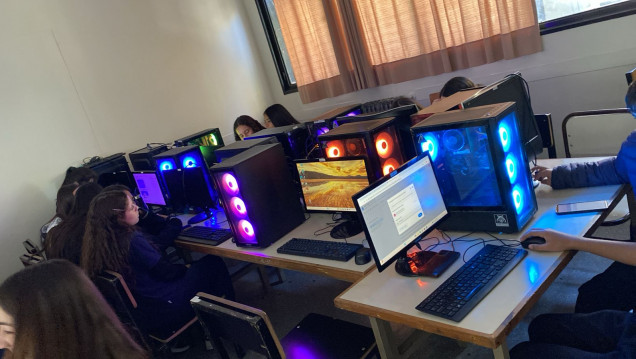 imagen Los estudiantes ya aprovechan las nuevas computadoras adquiridas por la Asociación Cooperadora