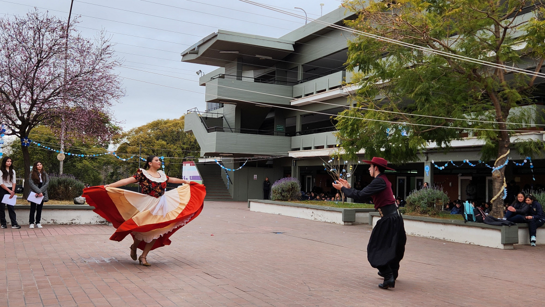 imagen La Escuela Martín Zapata rindió homenaje al Gral. San Martín y celebró los 85 años de la UNCUYO