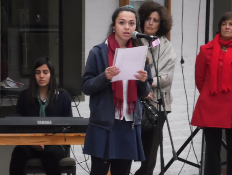 imagen Se colocó una placa en recuerdo de un egresado de la escuela desaparecido