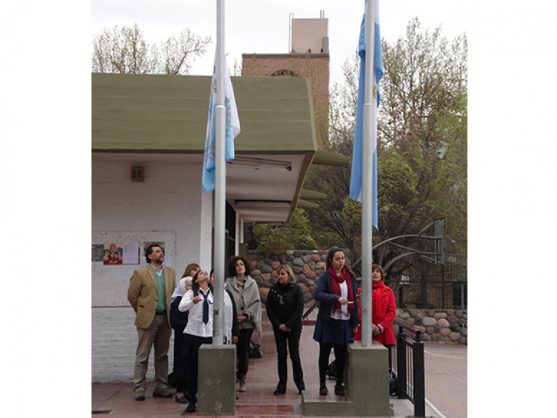 imagen Se colocó una placa en recuerdo de un egresado de la escuela desaparecido