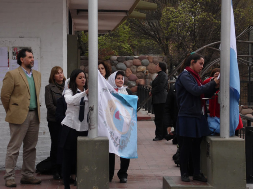 imagen Se colocó una placa en recuerdo de un egresado de la escuela desaparecido