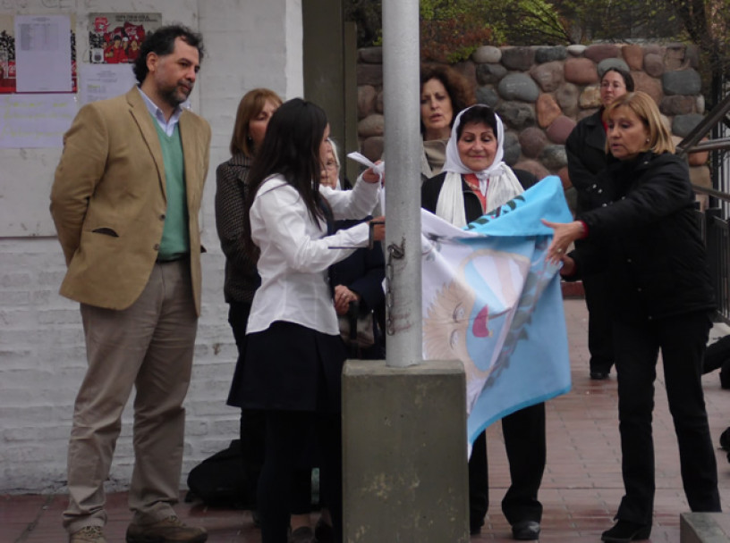 imagen Se colocó una placa en recuerdo de un egresado de la escuela desaparecido