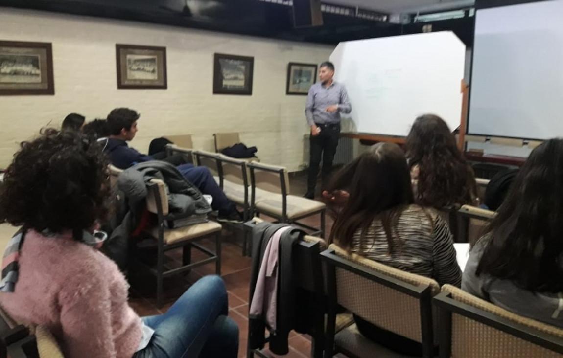 imagen Taller para estudiantes que participarán del Debate de Jóvenes Preuniversitarios