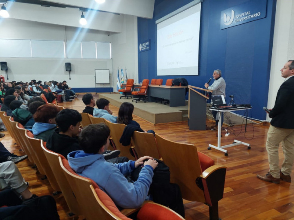 imagen Doscientos estudiantes de las secundarias de la UNCuyo reflexionaron sobre su futuro junto a Francisco Velázquez