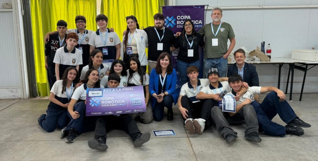 imagen Noxon y Zylax junto a docentes y autoridades UNCUYO