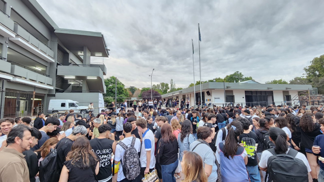 imagen Comenzó el ciclo lectivo en la Escuela de Comercio Martín Zapata con el tradicional UPD de quinto año