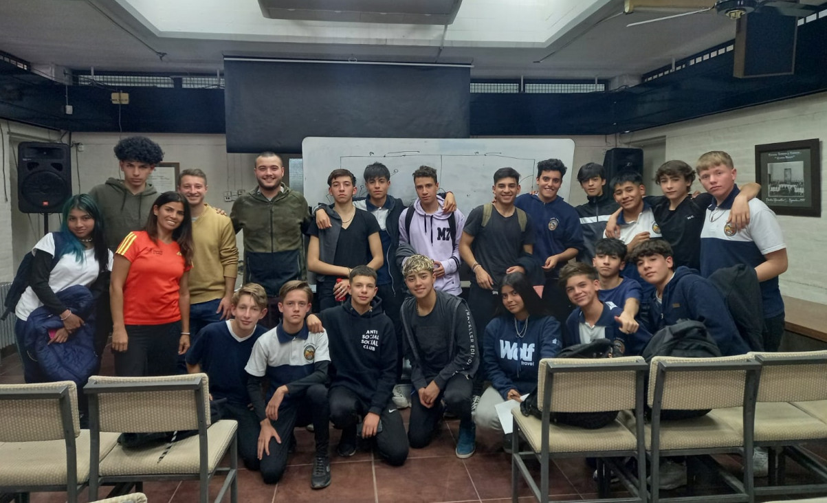 imagen Estudiantes participaron de un taller para aprender a arbitrar partidos de la liga de fútbol escolar